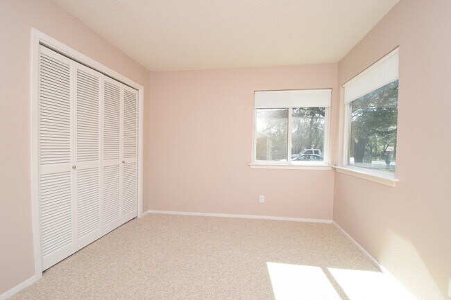 Building Photo - 4/3 w/ Fenced yard & enclosed patio!