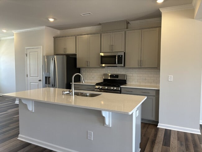Building Photo - 318 Leland Crst Dr