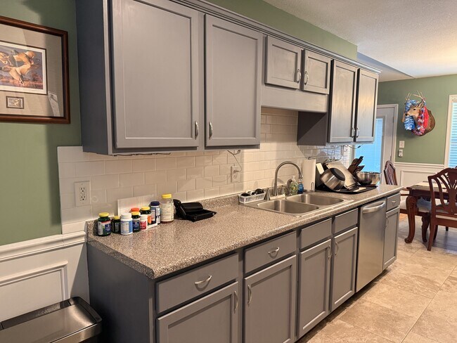 Building Photo - 145 Broadleaf Dr