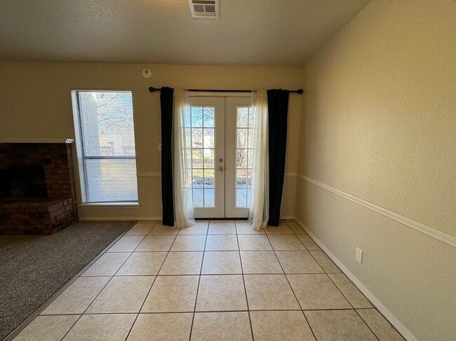 Building Photo - Gorgeous 3 bedroom 2 bathroom home