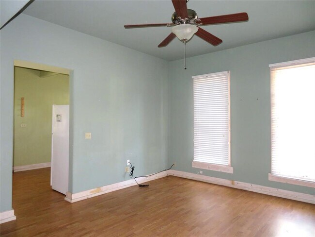 Building Photo - 302 S Washington St