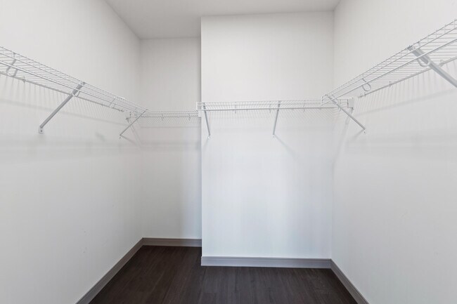 Building Photo - 2420 E Capitol Dr