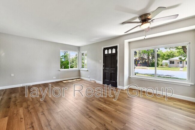 Building Photo - 1252 Xanthia St