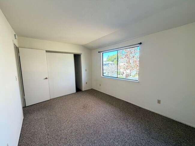 Building Photo - Charming Live Oak Townhome – Completely Renovated & Move-In Ready!