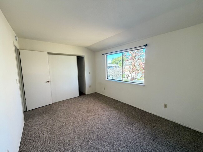 Building Photo - Upgraded Townhome For Rent in Central Live Oak Location