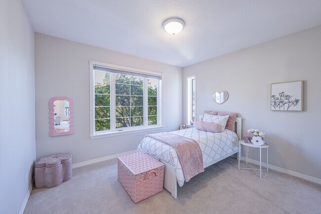 Building Photo - BEAUTIFUL 5 Bedroom Home in the Sought-After Hillshire Estates of Bull Mountain