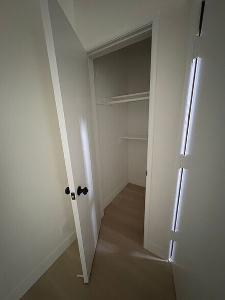 Building Photo - 7254 Hollywood Blvd