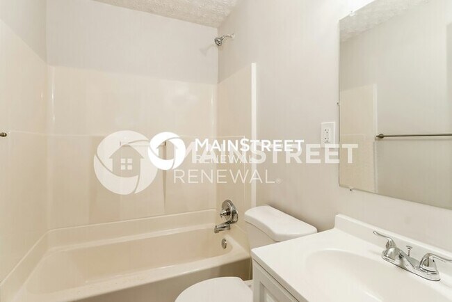 Building Photo - 3 Bedroom Pet-Friendly Home in Louisville, KY with Main Street Renewal