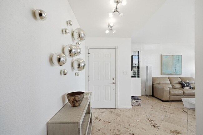 Building Photo - Charming 2-Bedroom Casita