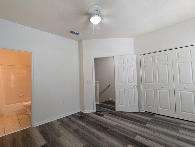 Building Photo - 4833 NW 46th Pl