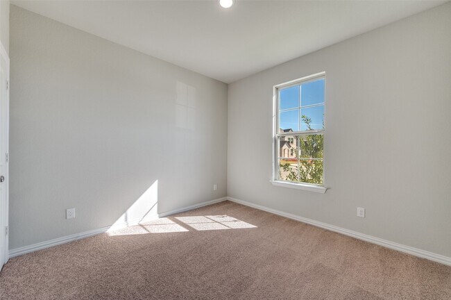 Building Photo - 1312 Silver Grass Mdw