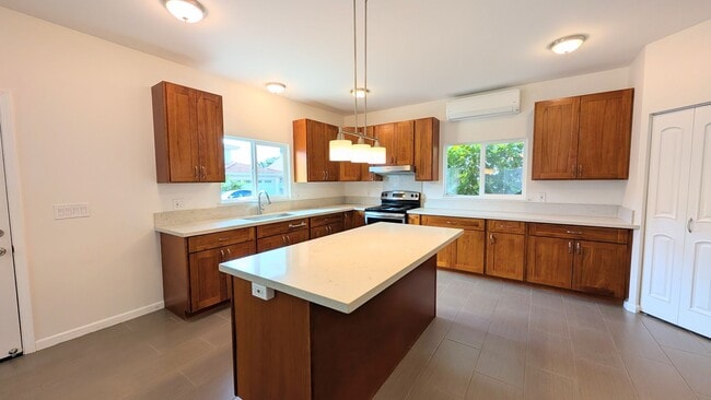 Building Photo - Spacious 4 bed 3 bath home near Diamond Head