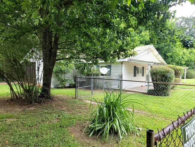 Building Photo - Country House on 1 Acre