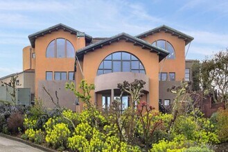 Building Photo - Luxury Living Above The Bay -- Iconic views!