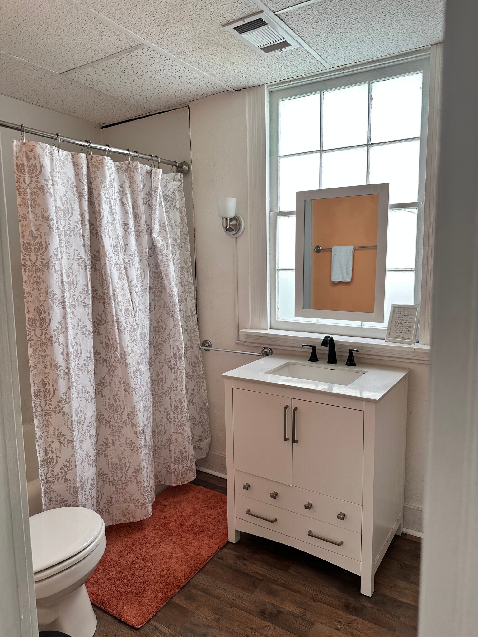 Full Bathroom with tub - 423 Dakin St