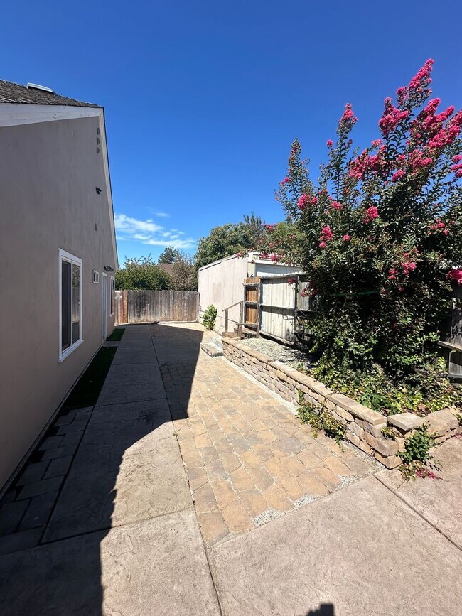 Building Photo - Beautifully updated 3br/2ba Home with Time...