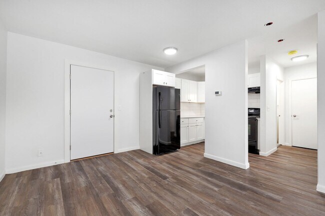 Interior Photo - 1045 River