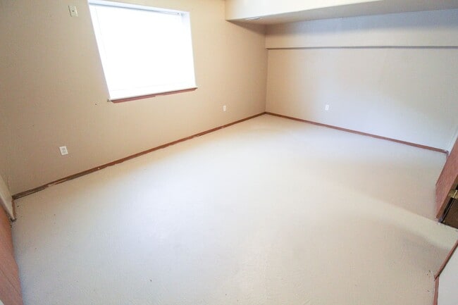 Building Photo - 407 E 8th Ave