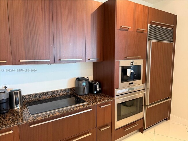 Building Photo - 15901 Collins Ave