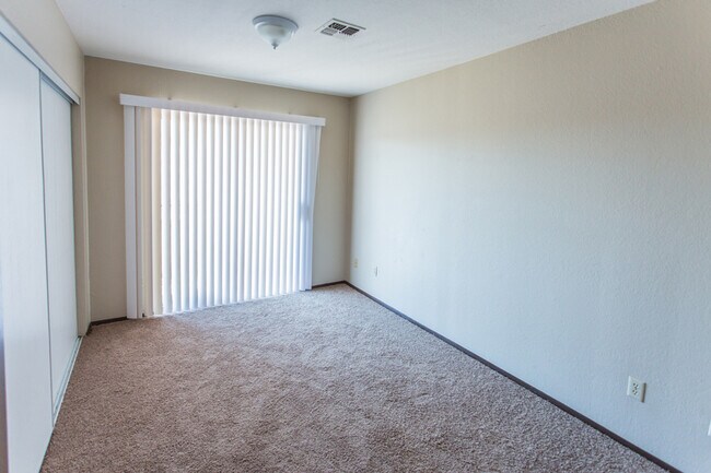 Building Photo - Great 2 Bedroom 1.5 Bath Townhome in Henderson