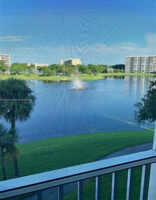 Building Photo - 2801 N Palm Aire Dr
