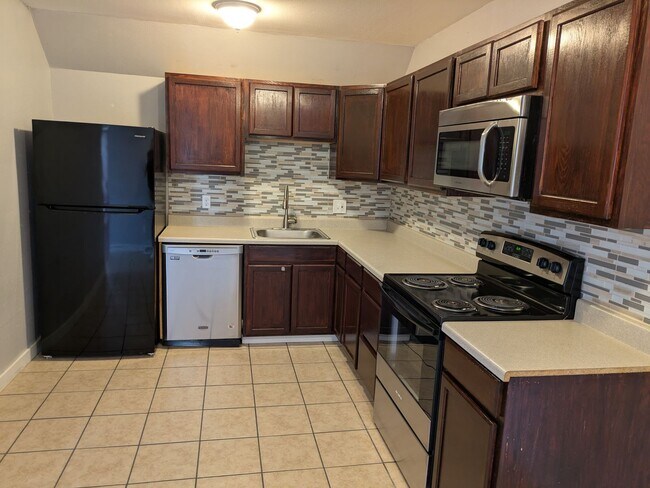Building Photo - 2 bedroom 1.5 bathroom apartment in Norman...