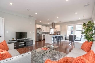 Building Photo - 71 Savin St