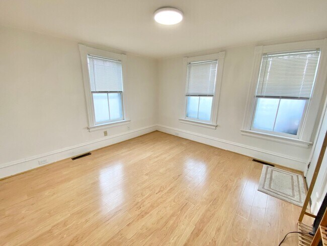 Building Photo - 93 Walnut St