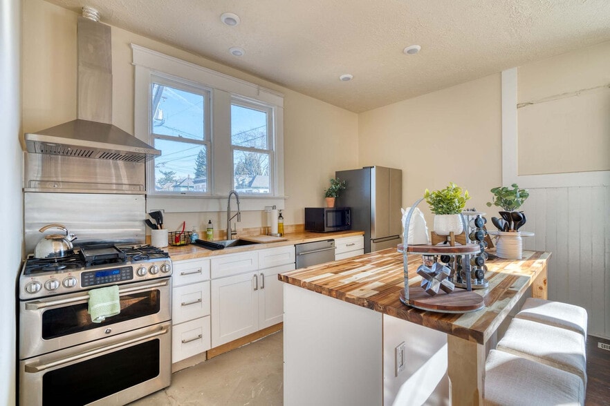 Building Photo - 502 NE 29th Ave