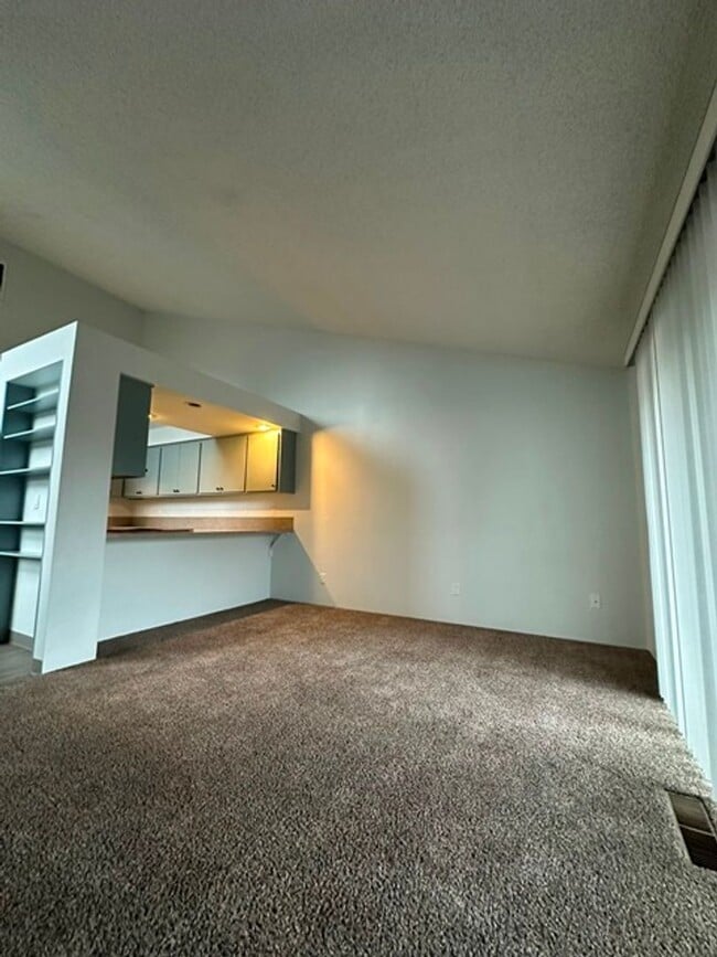 Building Photo - 2 bedroom townhuose
