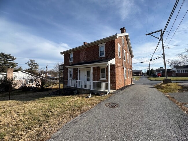 Building Photo - 220 Hill St