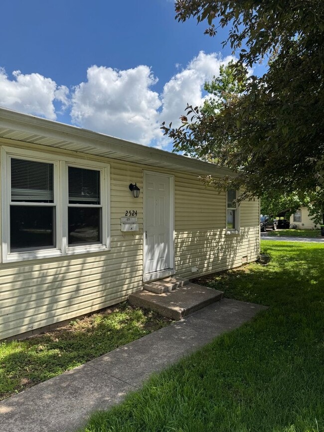 Building Photo - Spacious 3 Bedroom, 1 Bathroom Duplex