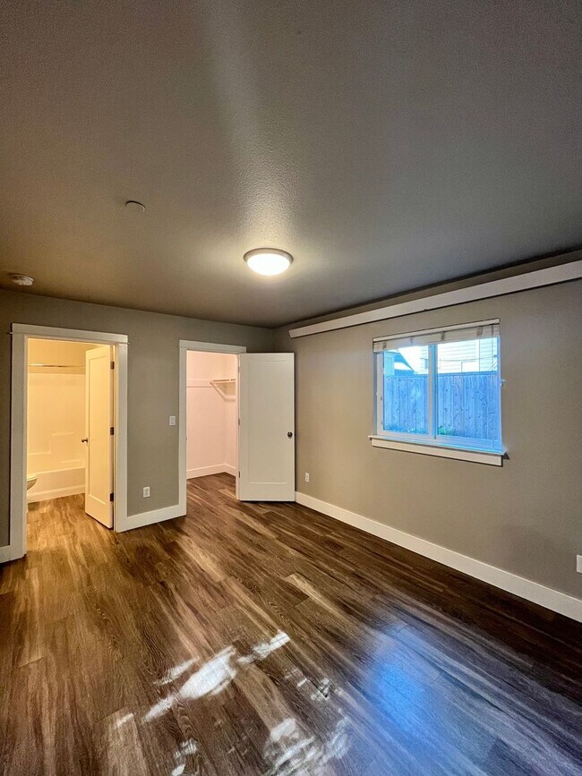 Building Photo - Large 3 Bedroom 2 Bathroom! In-Unit Washer...