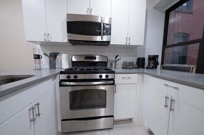 Building Photo - 230 W 113th St