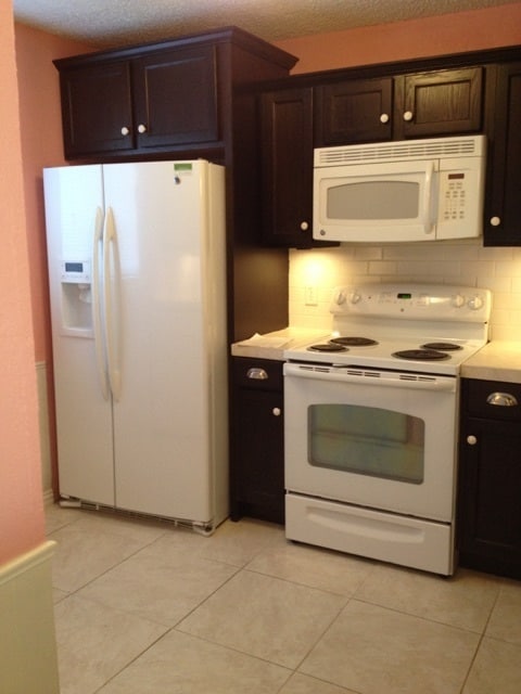Building Photo - ALL Appliances Included!!! Gorgeous 2 Bedroom 1.5 Bathroom Townhouse w/ Swimming Pool on site!!