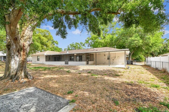 Building Photo - 1102 Shadowbrook Dr N