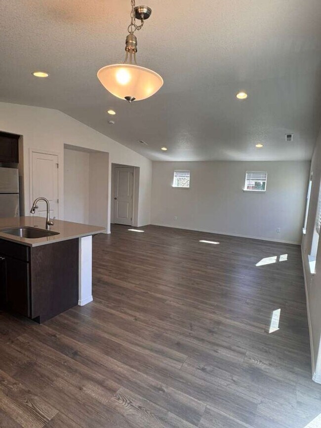 Building Photo - 1642 Zoe Ave