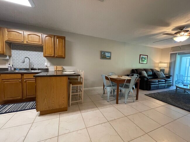 Building Photo - 8043 SE Highpoint Way