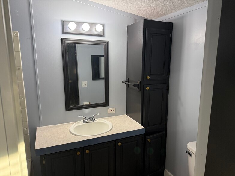 Building Photo - 700 S Clyde St