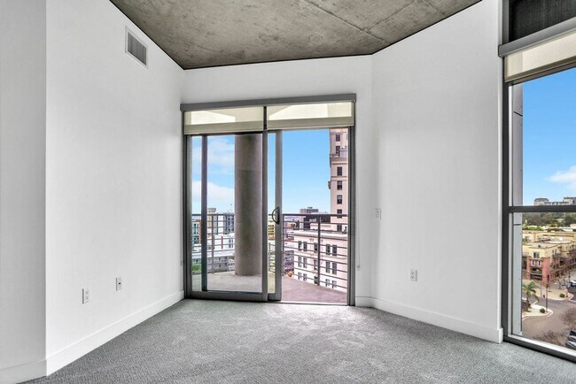 Building Photo - Gorgeous downtown unit! Views from every room!