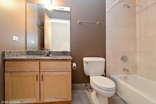 Building Photo - 2233 W Lawrence Ave