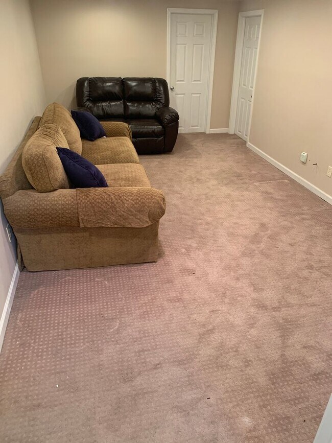 Building Photo - Lovely Ranch Home with Hardwood Floors and...