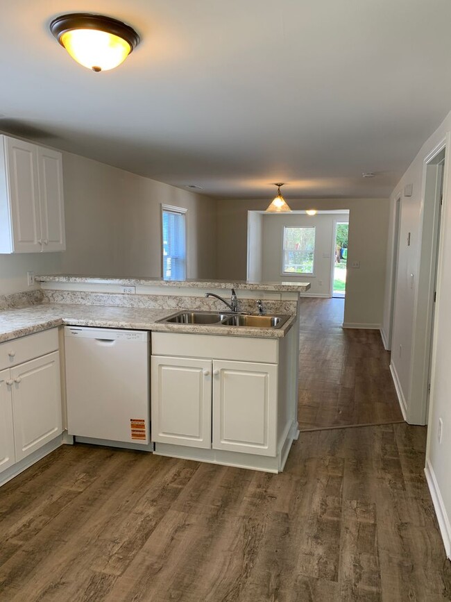 Building Photo - $500 OFF 1ST MONTH'S RENT! 3 Bedroom, 1 Bath house on Hillsdale Drive