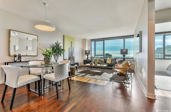 Building Photo - 260 King St