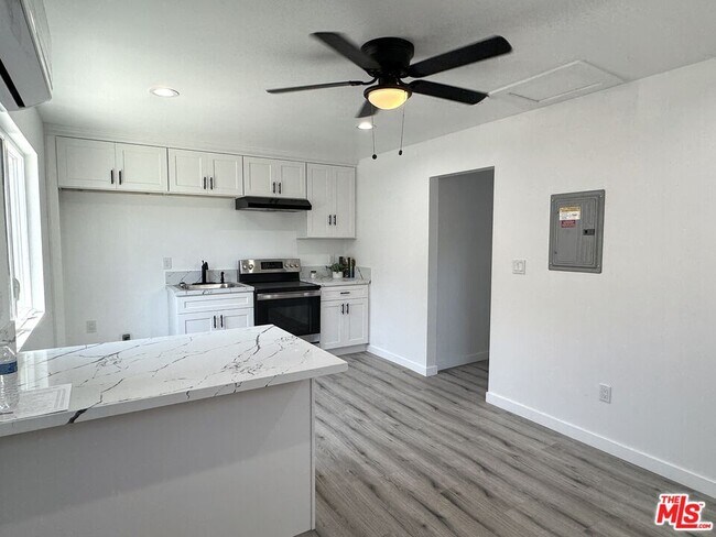 Building Photo - 841 W 64th St