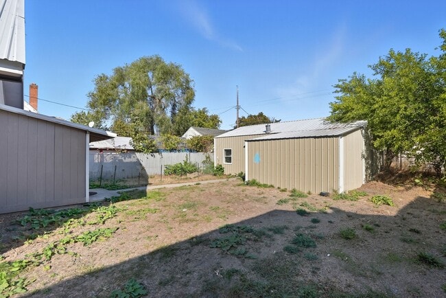 Building Photo - 2409 E Queen Ave