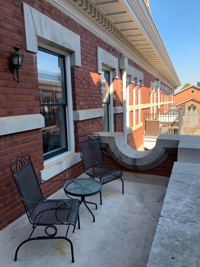 Building Photo - 400 E Washington St