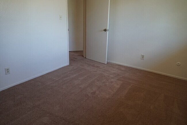 Building Photo - 3 bedroom 1 bath duplex in the wonderful city of Fair Oaks!