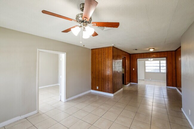 Building Photo - 841 NE 51st Ct