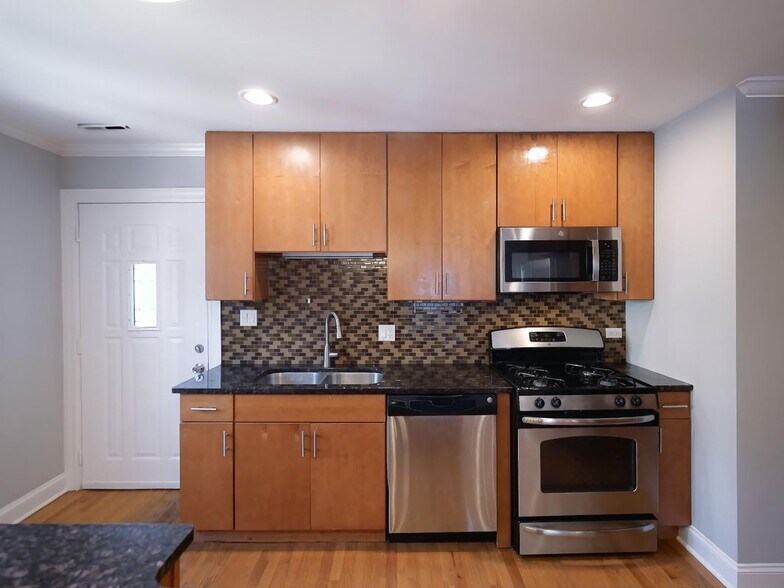 Building Photo - 6821 N Wolcott Ave